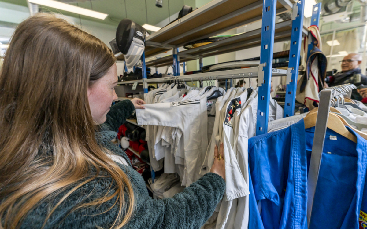 jeune femme cherchant un vêtement