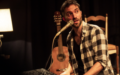 L'acteur et chanteur pose sur scène, guitare à la main