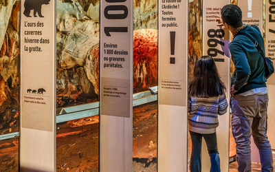 Deux personnes à une expo