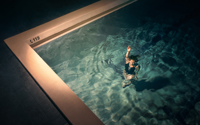 Femme disparaissant au fond d'une piscine