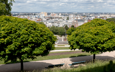 Vue plongeante sur le parc de la butte du chapeau rouge