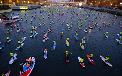 Photo aérienne de personnes sur des paddles