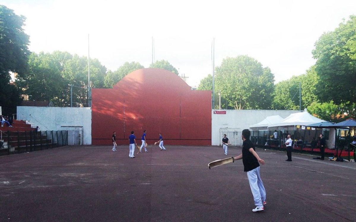 Partie de pelote basque au fronton Chiquito de Cambo, Paris 16.