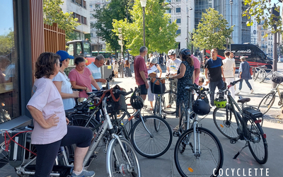 Groupe de personnes à vélo patientant avant de partir en balade.