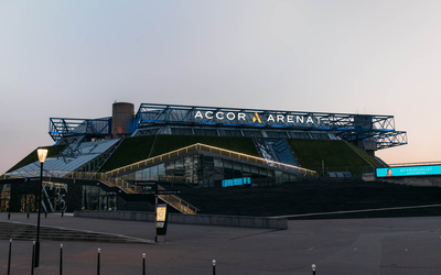 Photo de l'Accor Arena au crépuscule