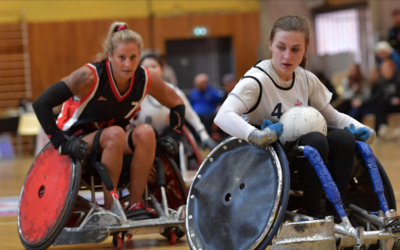 Photo de deux joueuses de rugby-fauteuil