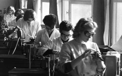 Photo en noir et blanc représentant des femmes en train de travailler à l'usine