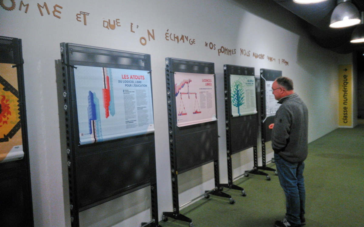 Panneaux de l'expo libre présentant les enjeux du logiciel libre