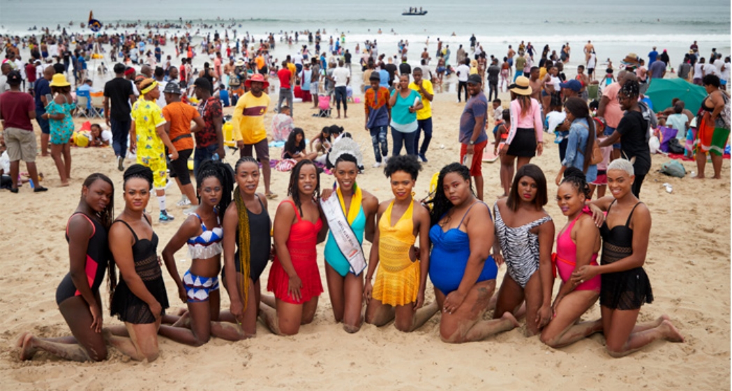 Des miss posent sur une plage 