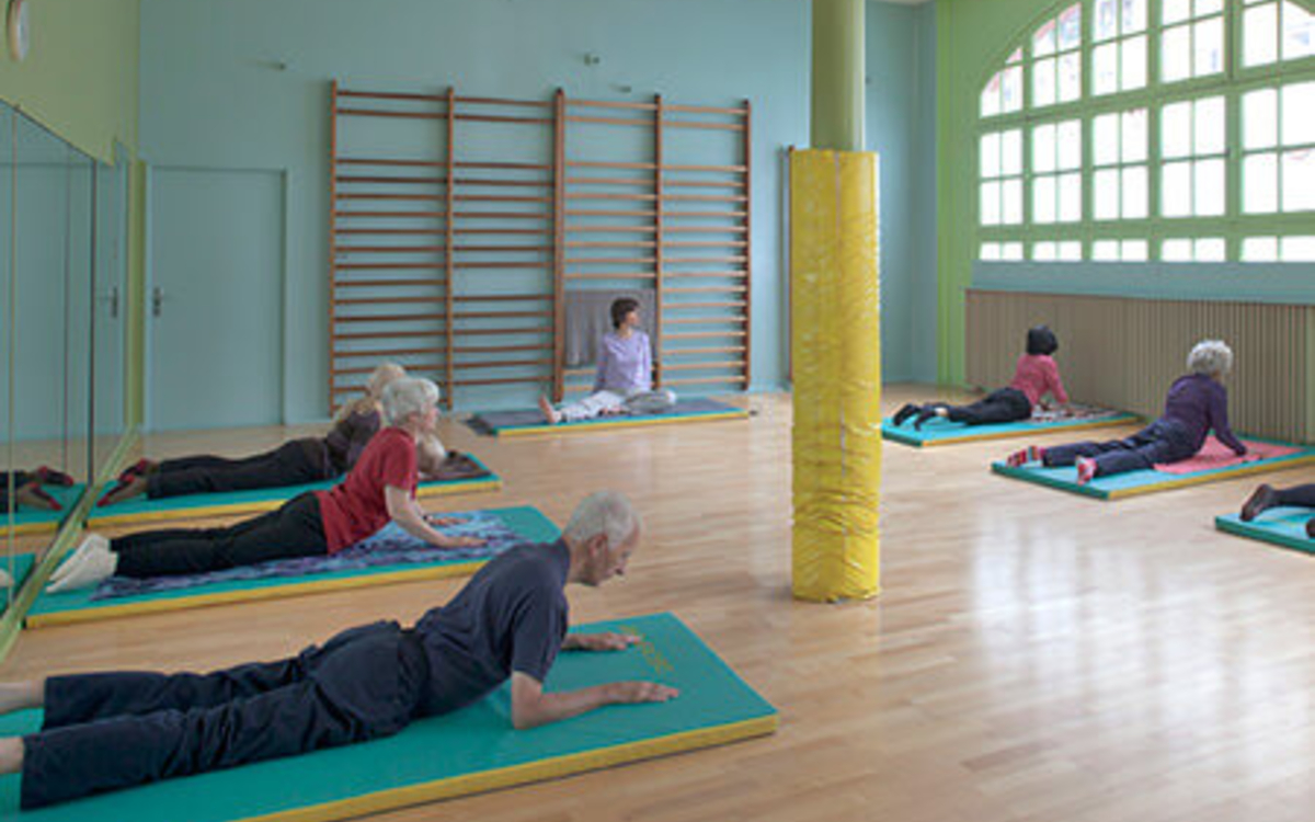 posture de yoga dite du cobra 