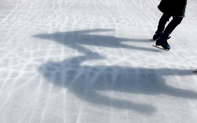 Personne qui fait du patin à glace