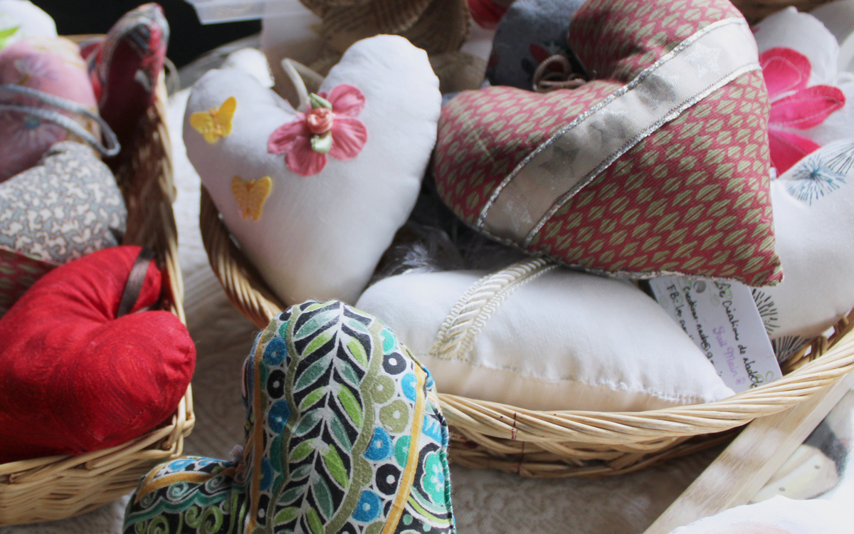 Photographie de cœurs cousus