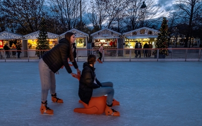 Deux filles glissent en patin à glace