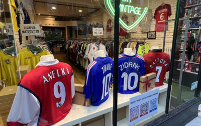 Une vitrine d'une ancienne édition avec plusieurs maillots de foot vintage