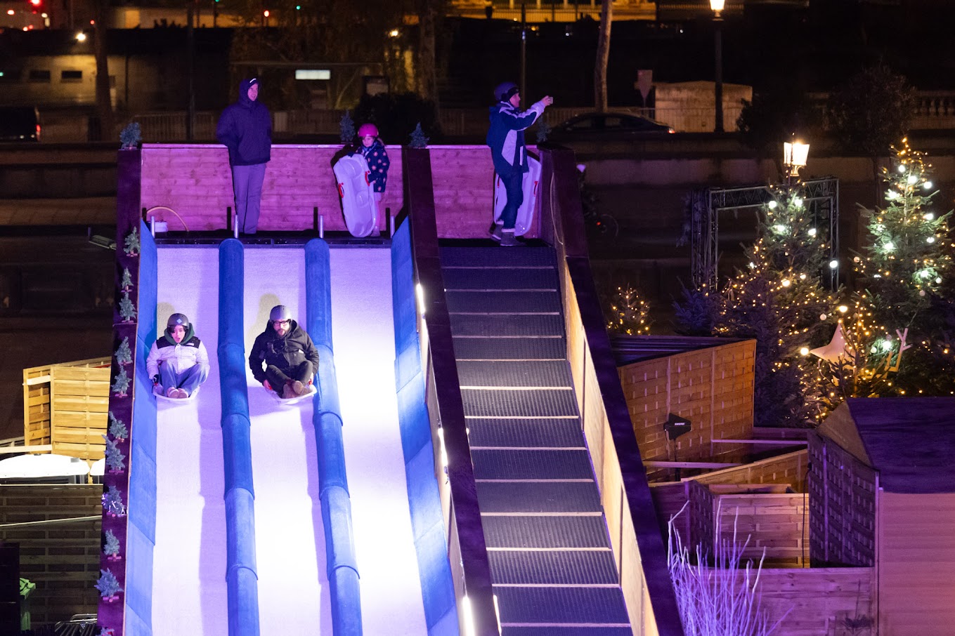 Une piste de luge avec 3 descentes simultanées