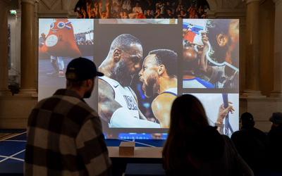 Personnes venues découvrir l'exposition "Les jours heureux" à l'HDV.