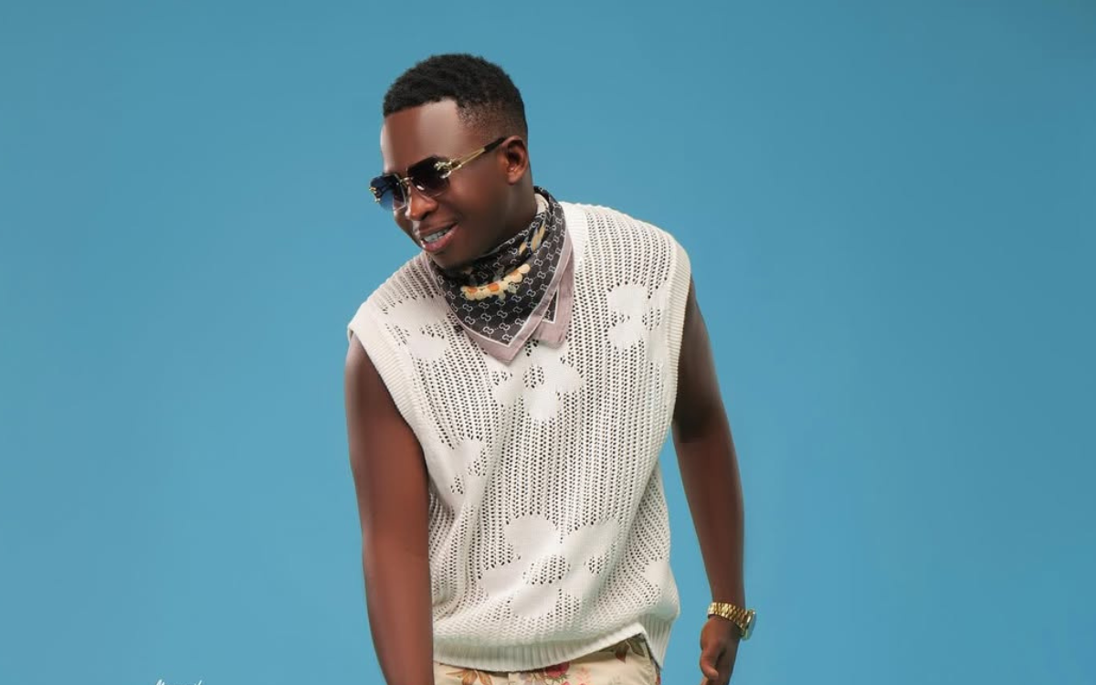 L'artiste SIDY DIOP sur fond bleu 