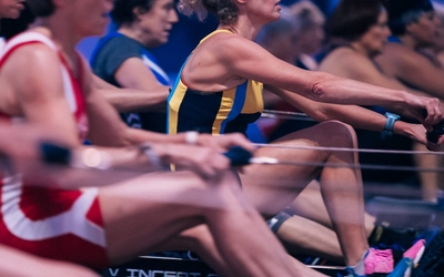 Photo de personnes pratiquant l'aviron indoor