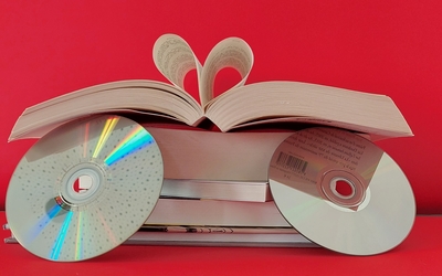 livre et DVD formant un coeur