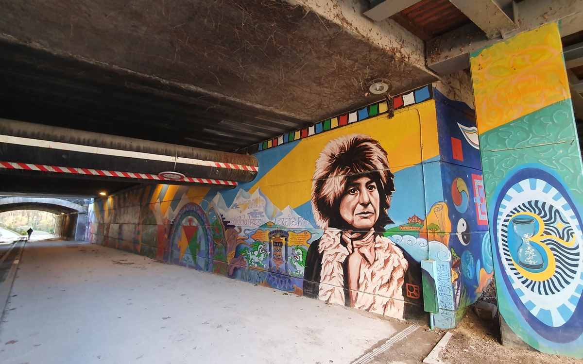 Entrée du tunnel, fresque Alexandra David Néel