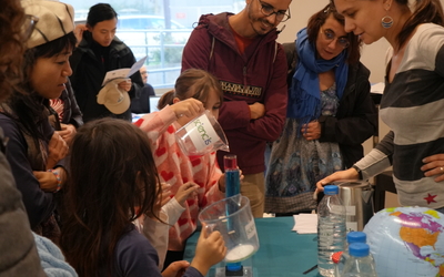 Des enfants et leurs parents explorent et expérimentent autour des océans et du climat.  