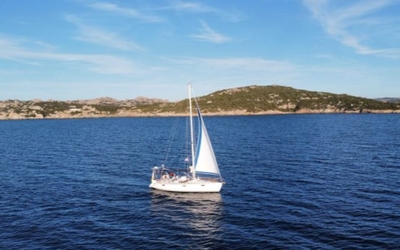 Petit voilier en Méditerranée