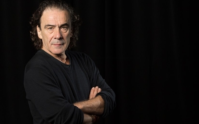 Charles Gonzales artiste qui met en voix les auteurs surréalistes