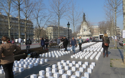 Installation de cubes nominatifs pour rendre hommage aux personnes sans chez soi en France