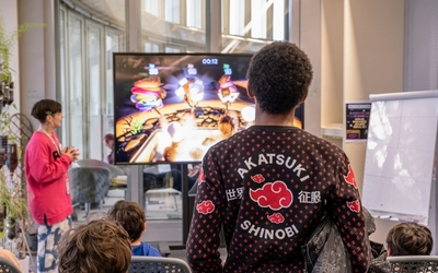 Groupe de jeunes jouant à un jeu vidéo