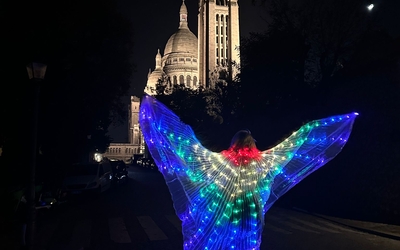 Veronica Antonelli toutes ailes déployées face au Sacré-Coeur lors de sa célèbre visite nocturne de Montmartre chanté et commenté