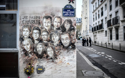 Peinture murale de C215 à Paris, rue Nicolas Appert, en hommage aux victimes de l'attentat contre Charlie Hebdo en janvier 2015.