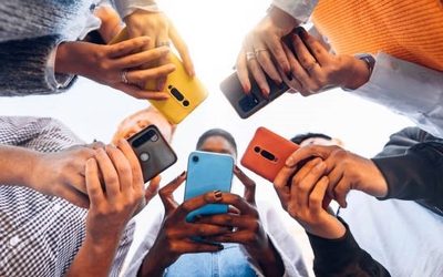 groupe d'ados tenant chacun leur téléphone