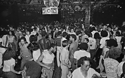 Personnes dans une discothèque des années 80