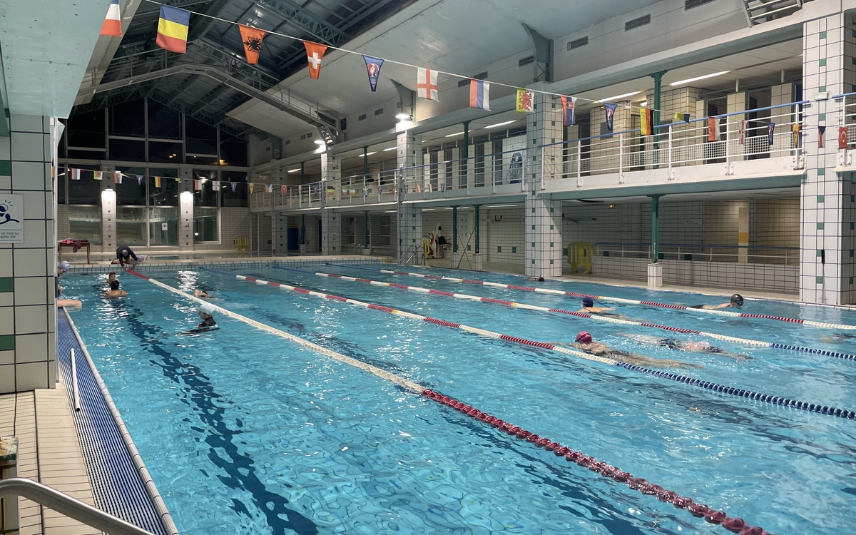 piscine 25 mètres vitrée avec coursives