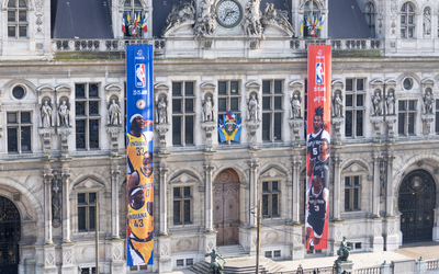 Les stars de la NBA en kakémonos sur la façade de l'Hôtel de Ville