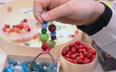 Photographie d'un bracelet fait lors d'un atelier bijoux. 