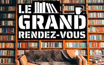 Canapé devant étagères de livres pleines avec titre "Le Grand rendez-vous"