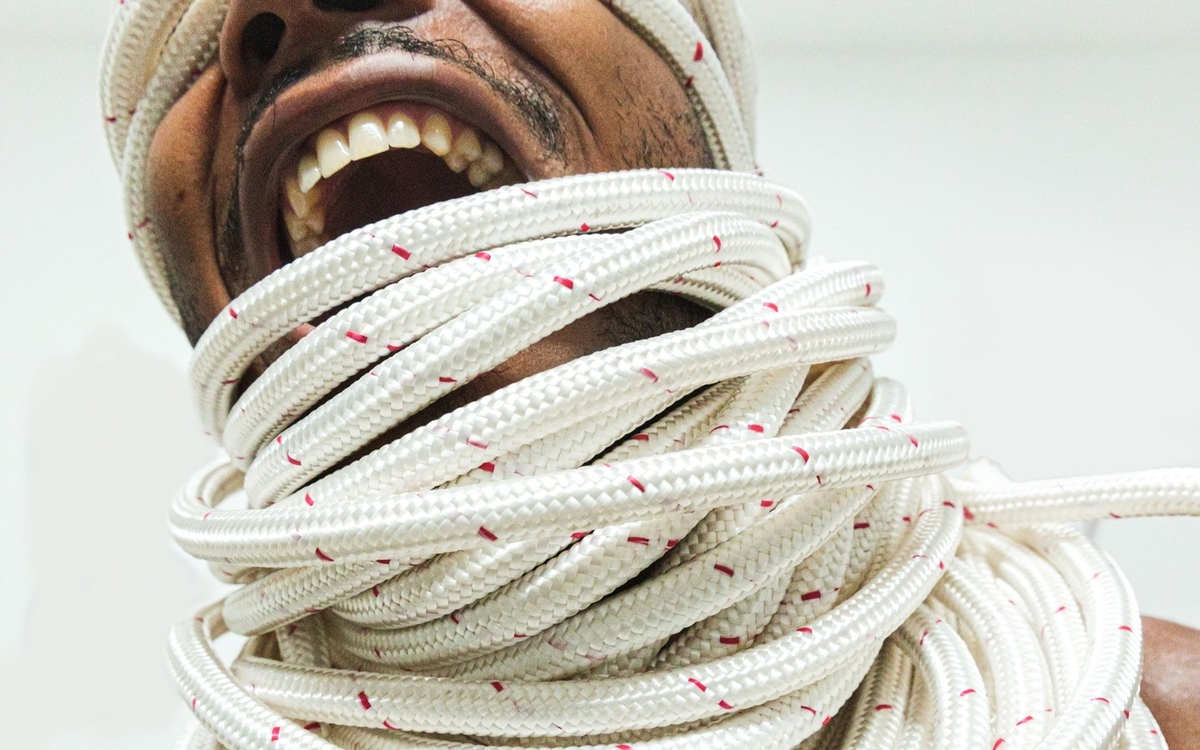 L'artiste Daniel Nicolaevsky enroulé dans des cordes