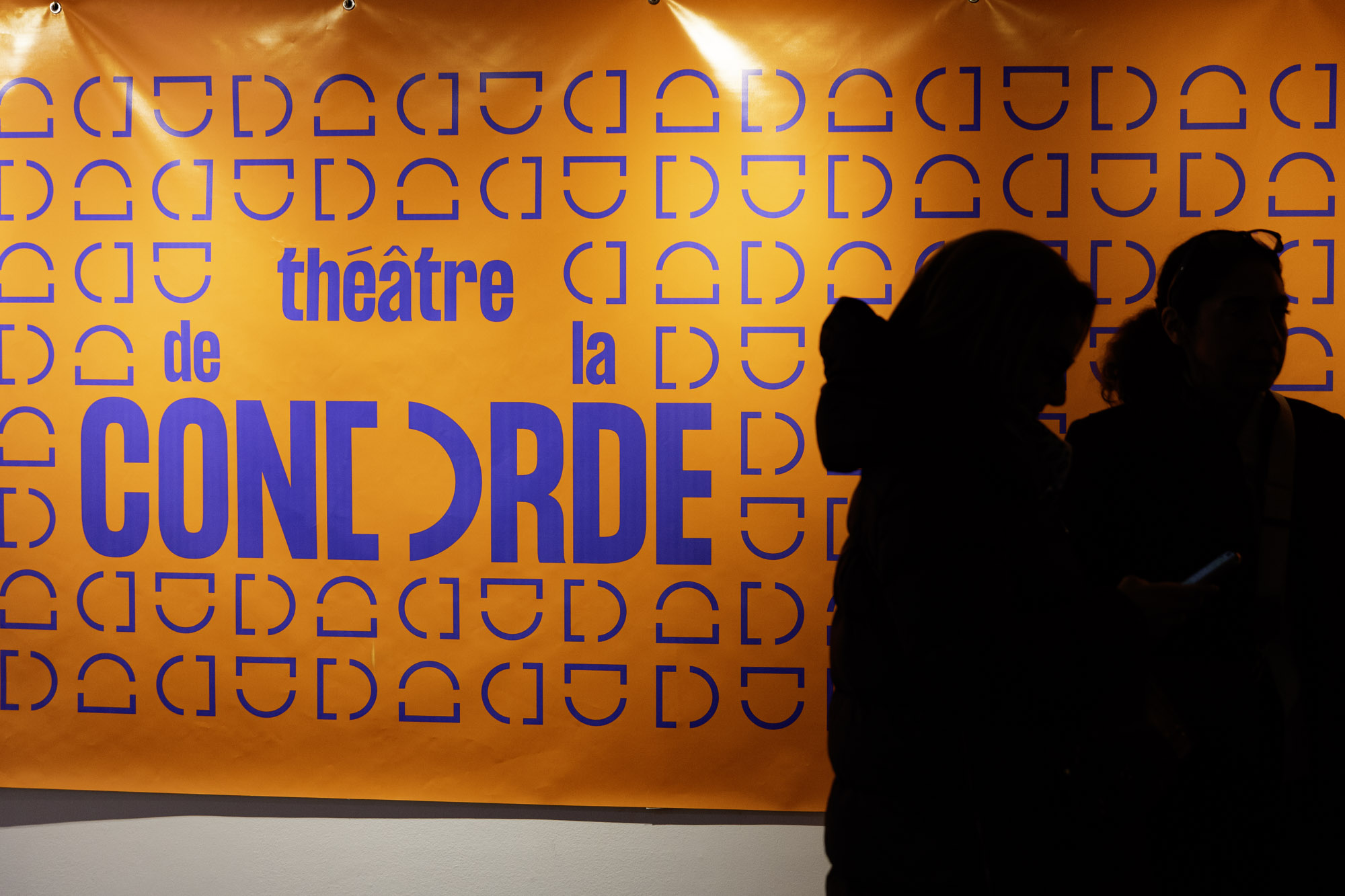 Une silhouette devant le Théâtre de la Concorde