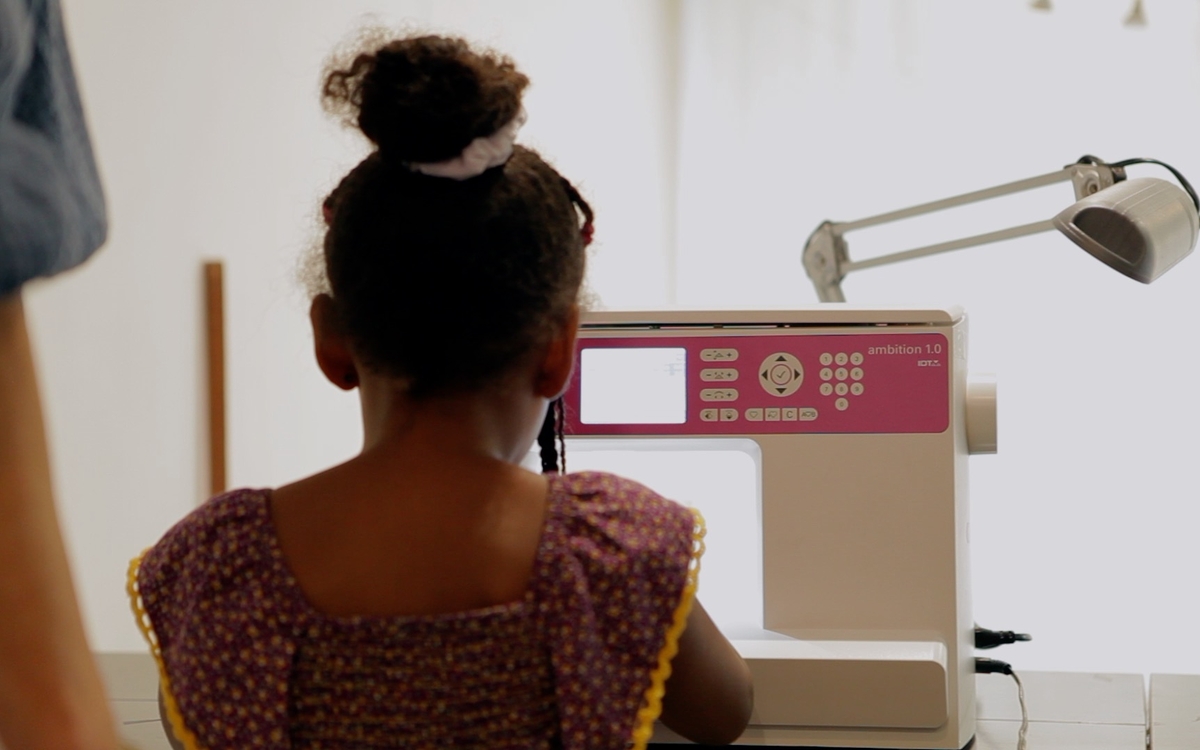 enfant à la machine