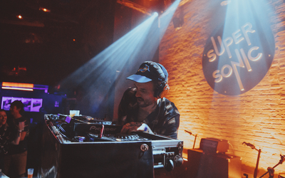 Un homme mixant au Supersonic