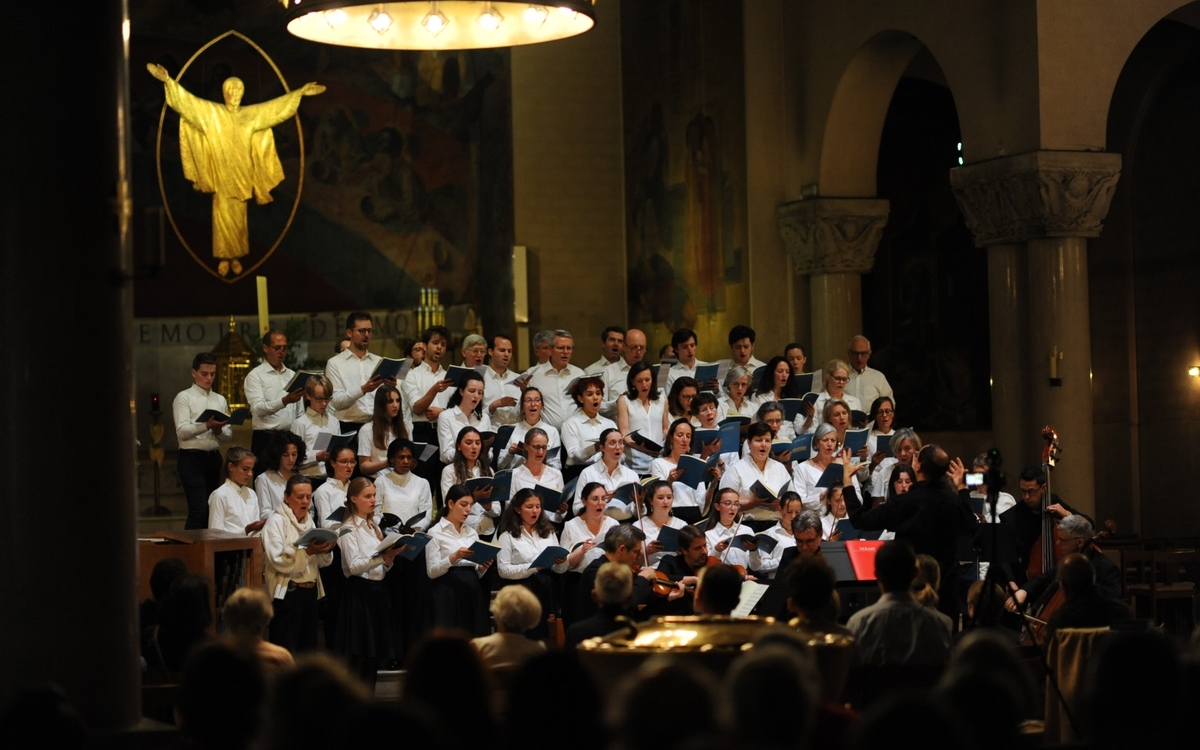 Photo d'un chœur d'adultes et d'enfants chantant dans une église.