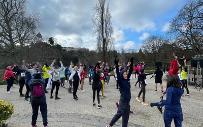 Personnes s'échauffant dans le parc des Buttes-Chaumont (19e)