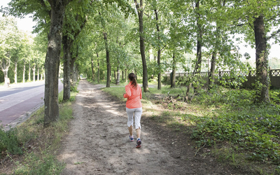 Personne courant dans une forêt. 