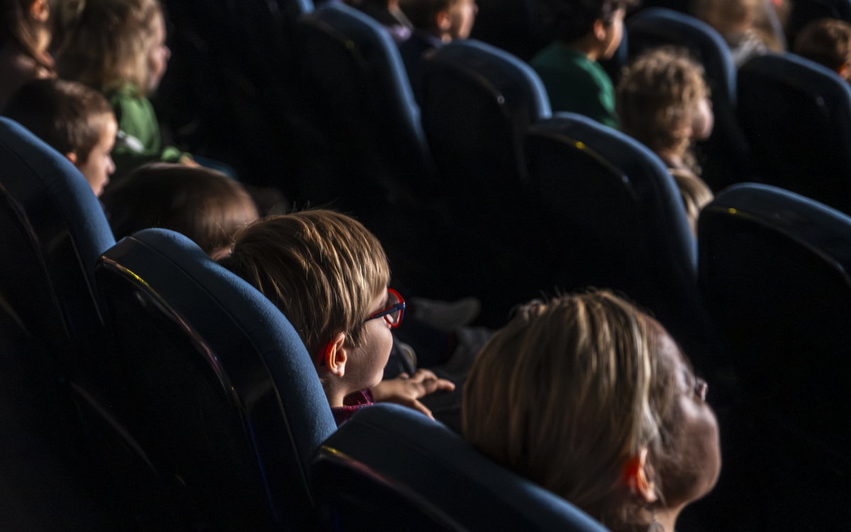 Photo de jeunes enfants dans une salle de cinéma.