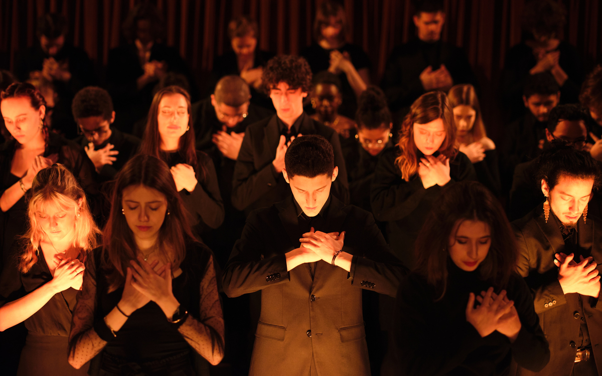 Des chants traditionnels à Barbara, en passant par les grands compositeurs du XXe, le Choeur vous fait redécouvrir des grands classiques de la musique hexagonale.