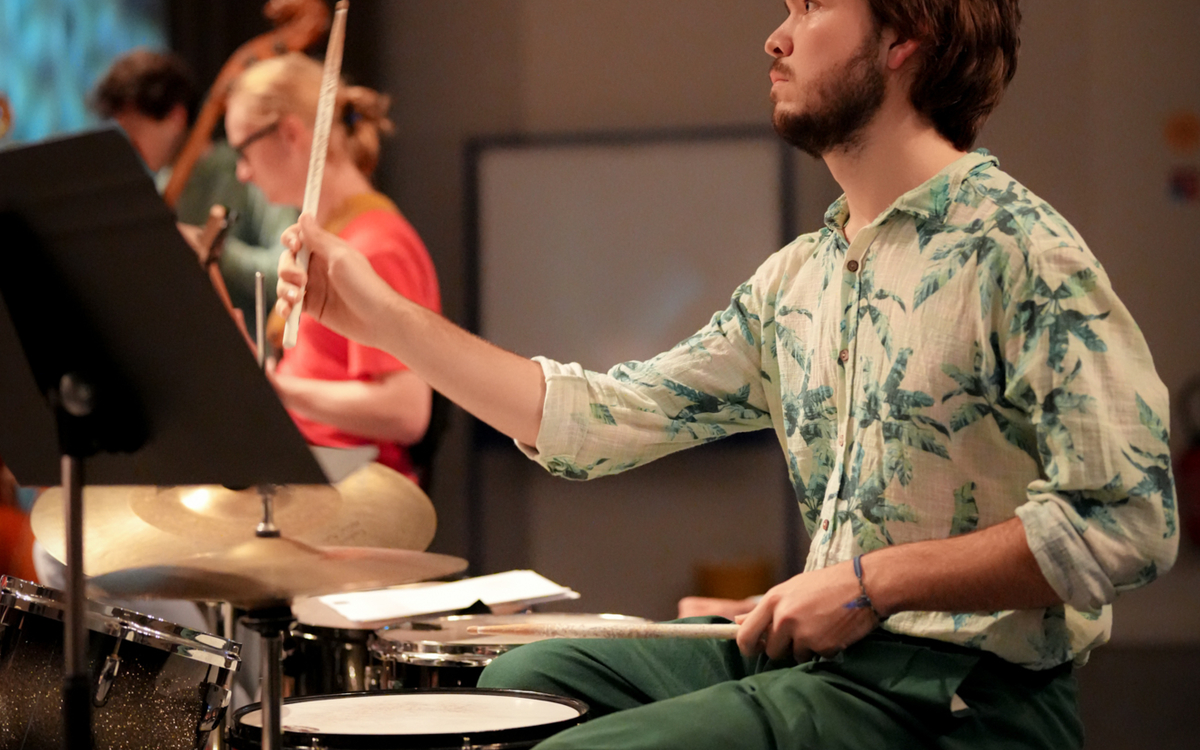 D'avril à septembre, la Faculté des Lettres de Sorbonne Université vibre aux rythmes du Brésil dans le cadre de la Saison croisée France - Brésil. Rejoignez les rangs du COSU pour chanter des airs populaires issus de sous-genres de la Samba et de Bossa dans un climat de fête et de partage !