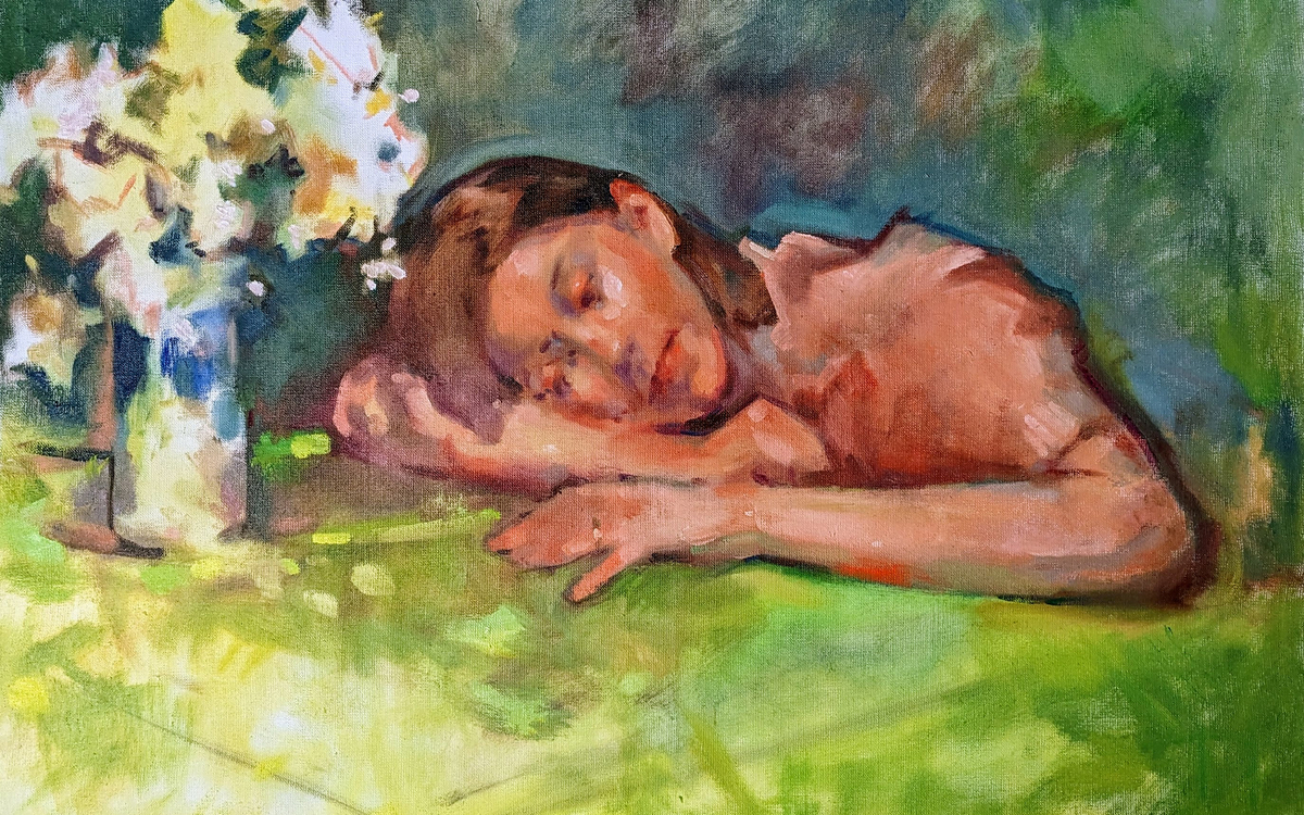 portait d'une jeune femme endormie sur fond vert