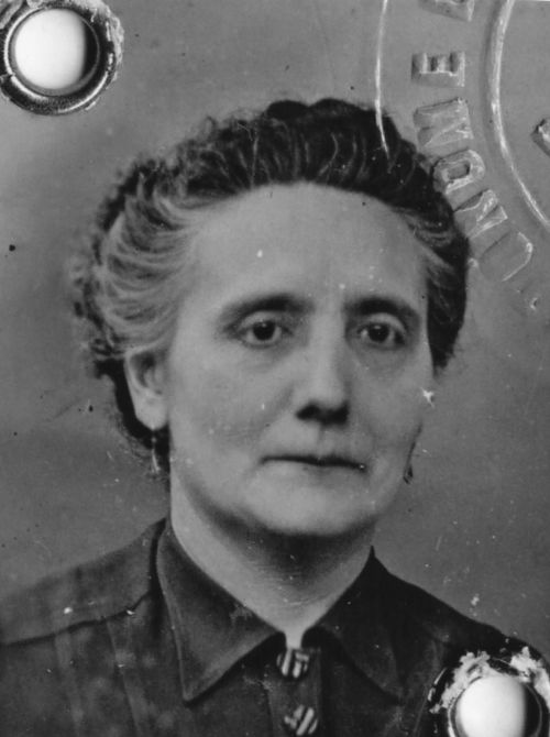 portrait de femme en noir et blanc