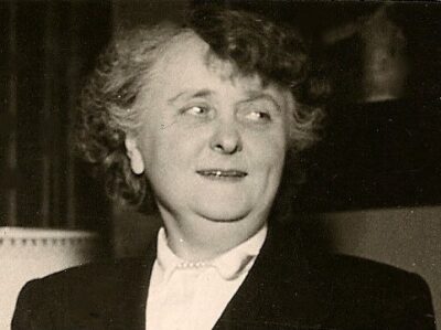 portrait de femme en noir et blanc